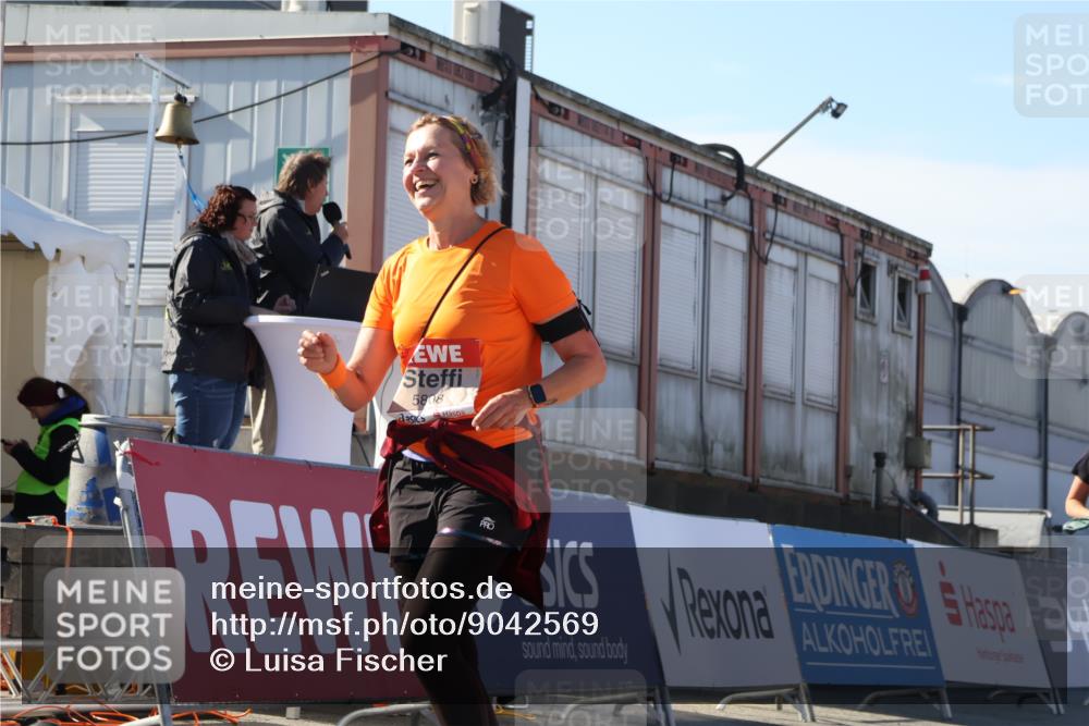 03.10.2025 - Köhlbrandbrückenlauf Luisa Fischer http://msf.ph/oto/9042569 03.10.2025 13:36:53 Ziel 4974, 5287, 5313, 5808 meine-sportfotos.de
