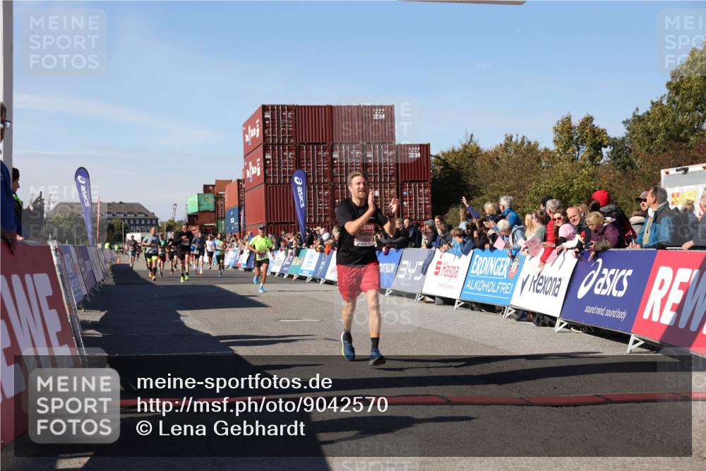 03.10.2025 - Köhlbrandbrückenlauf Lena Gebhardt http://msf.ph/oto/9042570 03.10.2025 12:59:06 Ziel 4126, 4164, 5955, 5967, 6329, 6493, 6674 meine-sportfotos.de