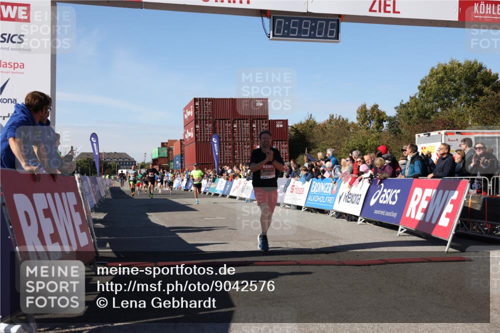 03.10.2025 - Köhlbrandbrückenlauf Lena Gebhardt http://msf.ph/oto/9042576 03.10.2025 12:59:06 Ziel 4126, 4164, 5955, 5967, 6329, 6493, 6674 meine-sportfotos.de