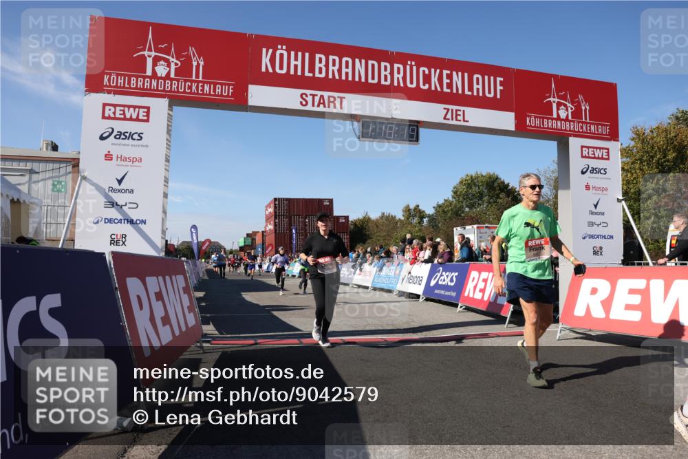 03.10.2025 - Köhlbrandbrückenlauf Lena Gebhardt http://msf.ph/oto/9042579 03.10.2025 13:18:19 Ziel 4472, 4473, 4560, 4581, 4600, 4661, 4760, 5379, 5440, 5454, 5691, 5722, 5816, 6001, 6310 meine-sportfotos.de