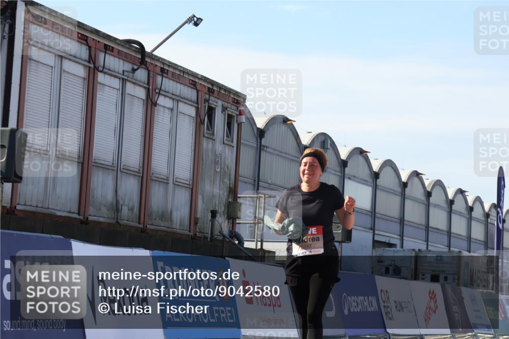 03.10.2025 - Köhlbrandbrückenlauf Luisa Fischer http://msf.ph/oto/9042580 03.10.2025 13:36:54 Ziel 4974, 5287, 5313, 5808 meine-sportfotos.de