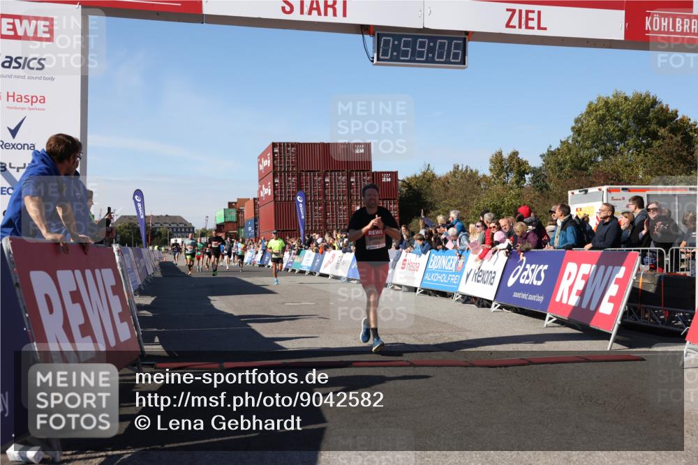 03.10.2025 - Köhlbrandbrückenlauf Lena Gebhardt http://msf.ph/oto/9042582 03.10.2025 12:59:06 Ziel 4126, 4164, 5955, 5967, 6329, 6493, 6674 meine-sportfotos.de