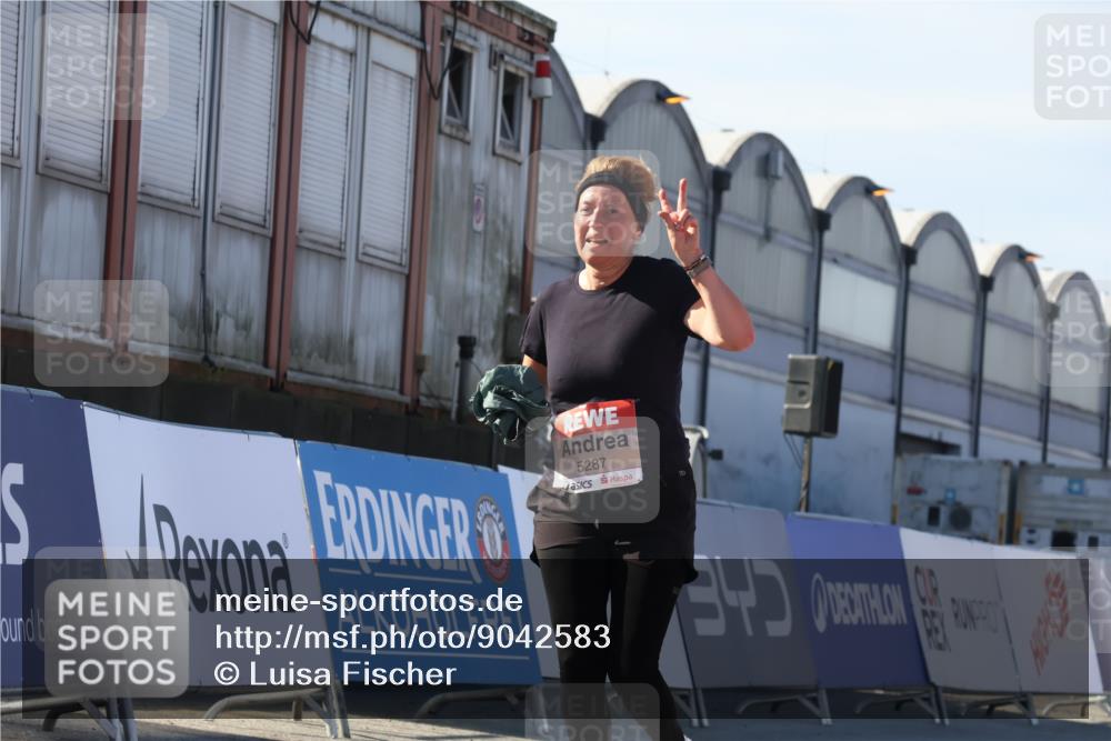 03.10.2025 - Köhlbrandbrückenlauf Luisa Fischer http://msf.ph/oto/9042583 03.10.2025 13:36:55 Ziel 4974, 5287, 5313, 5592, 5808 meine-sportfotos.de