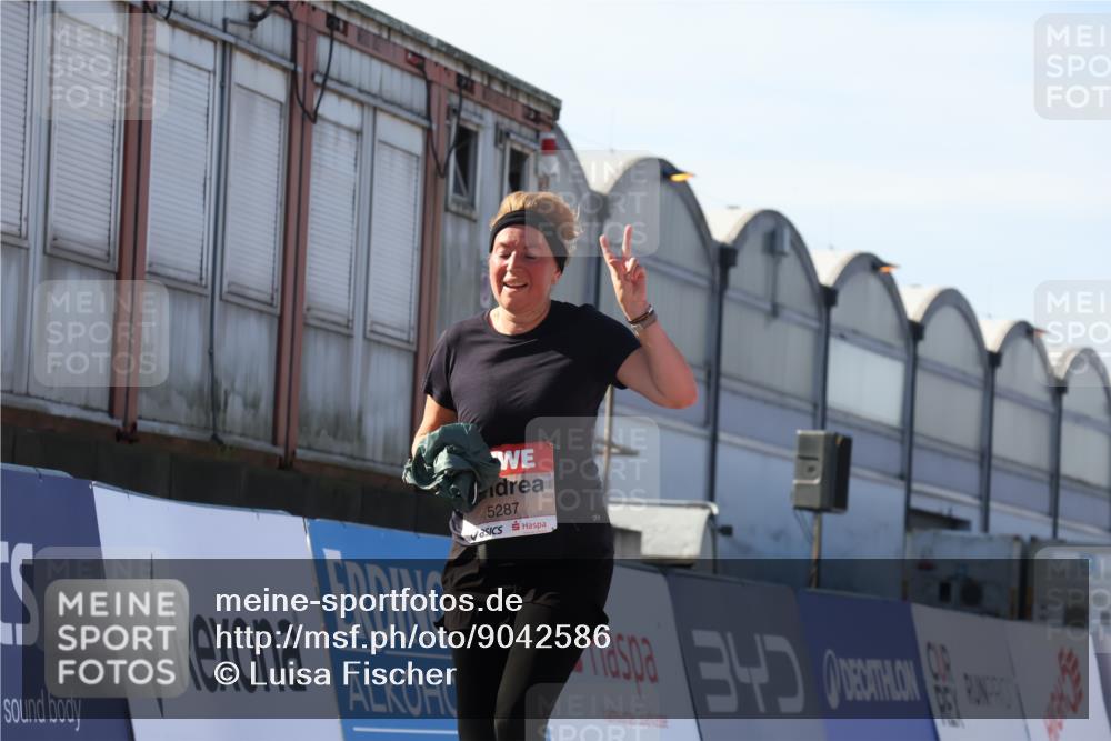 03.10.2025 - Köhlbrandbrückenlauf Luisa Fischer http://msf.ph/oto/9042586 03.10.2025 13:36:55 Ziel 4974, 5287, 5313, 5592, 5808 meine-sportfotos.de