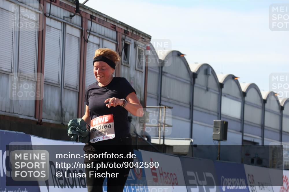03.10.2025 - Köhlbrandbrückenlauf Luisa Fischer http://msf.ph/oto/9042590 03.10.2025 13:36:55 Ziel 4974, 5287, 5313, 5592, 5808 meine-sportfotos.de