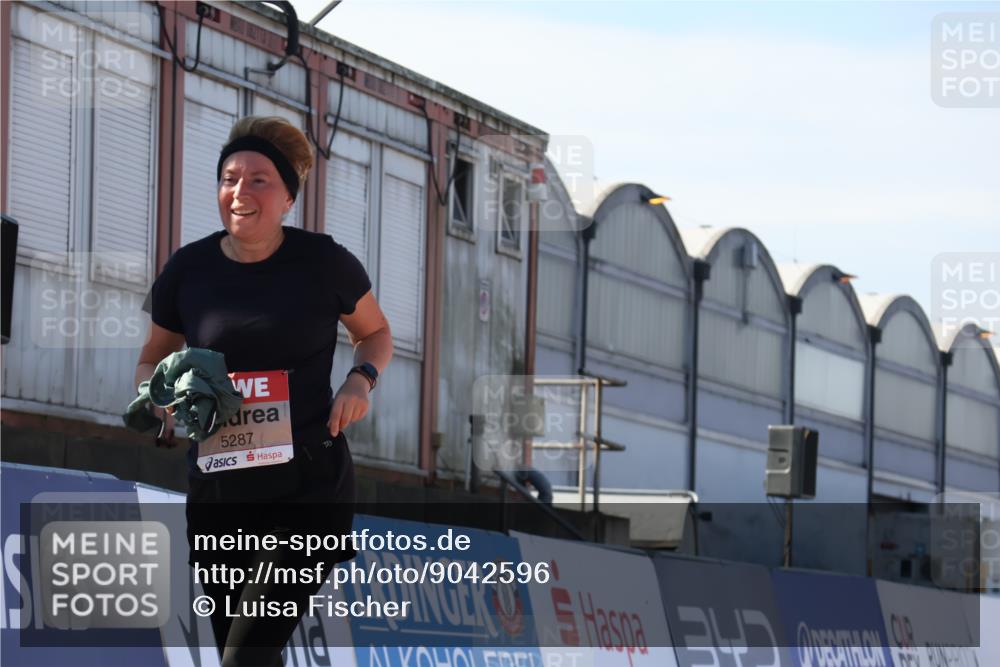 03.10.2025 - Köhlbrandbrückenlauf Luisa Fischer http://msf.ph/oto/9042596 03.10.2025 13:36:56 Ziel 4974, 5287, 5313, 5592, 5808 meine-sportfotos.de