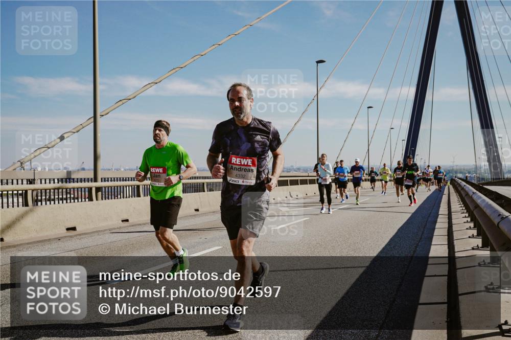 03.10.2025 - Köhlbrandbrückenlauf Michael Burmester http://msf.ph/oto/9042597 03.10.2025 12:23:58 Position 1 4272, 4332 meine-sportfotos.de