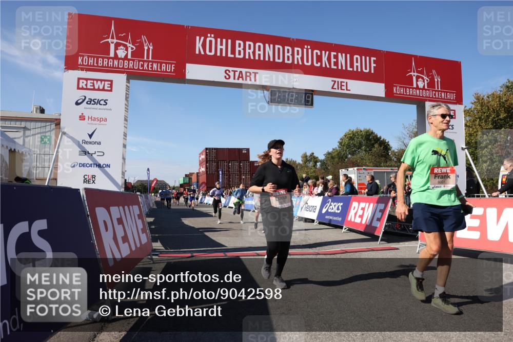 03.10.2025 - Köhlbrandbrückenlauf Lena Gebhardt http://msf.ph/oto/9042598 03.10.2025 13:18:20 Ziel 4341, 4472, 4473, 4560, 4581, 4600, 4760, 5379, 5440, 5454, 5691, 5722, 5816, 6001, 6310 meine-sportfotos.de