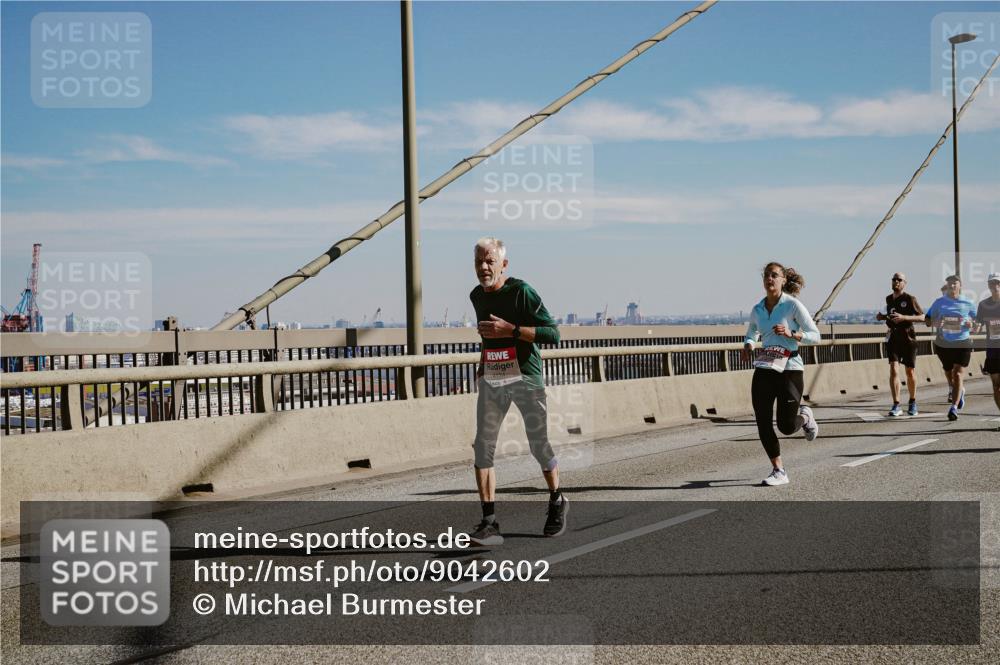 03.10.2025 - Köhlbrandbrückenlauf Michael Burmester http://msf.ph/oto/9042602 03.10.2025 12:24:00 Position 1  meine-sportfotos.de