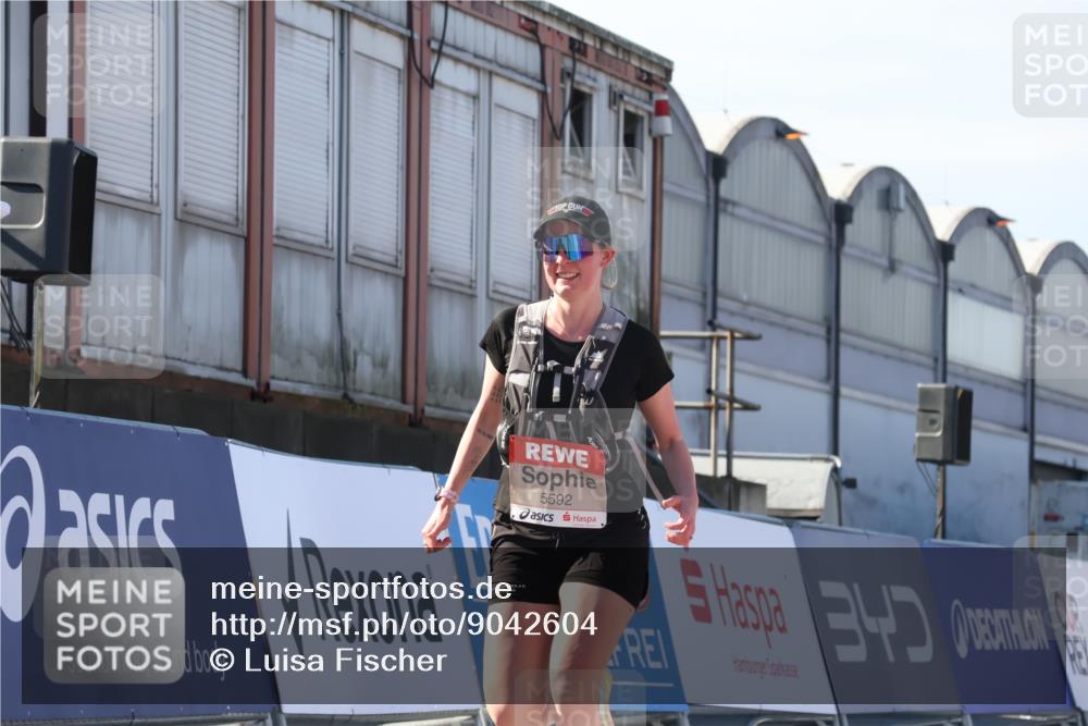 03.10.2025 - Köhlbrandbrückenlauf Luisa Fischer http://msf.ph/oto/9042604 03.10.2025 13:36:59 Ziel 5287, 5313, 5592, 5808 meine-sportfotos.de