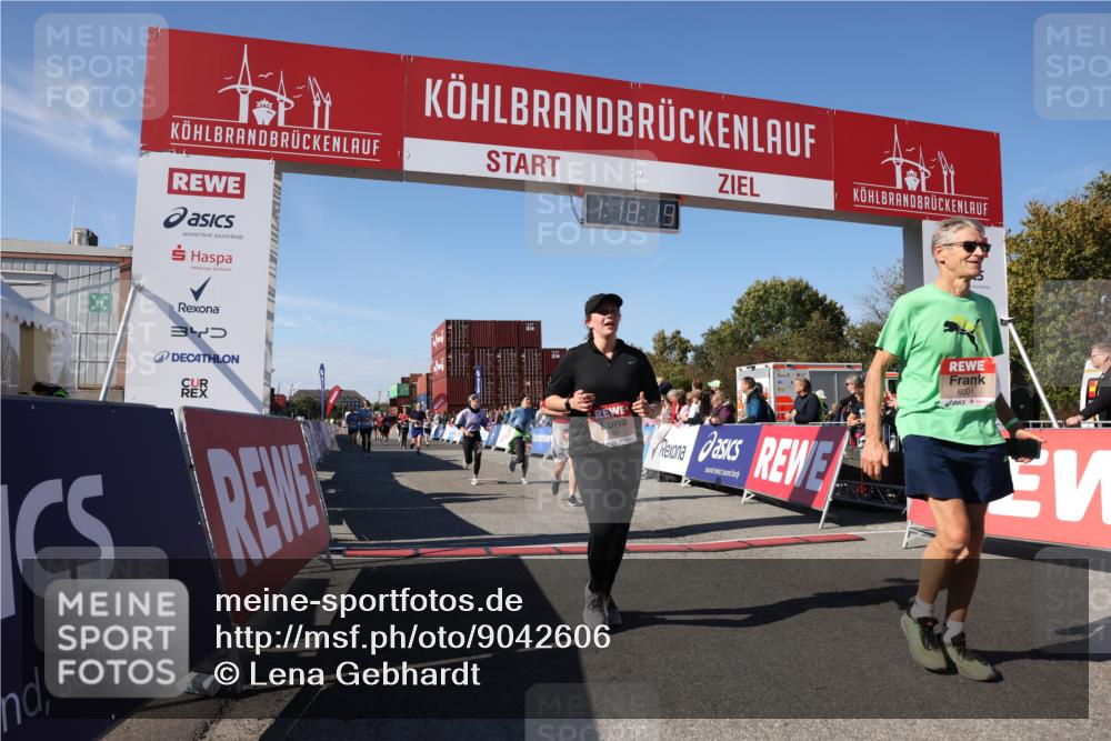 03.10.2025 - Köhlbrandbrückenlauf Lena Gebhardt http://msf.ph/oto/9042606 03.10.2025 13:18:20 Ziel 4341, 4472, 4473, 4560, 4581, 4600, 4760, 5379, 5440, 5454, 5691, 5722, 5816, 6001, 6310 meine-sportfotos.de
