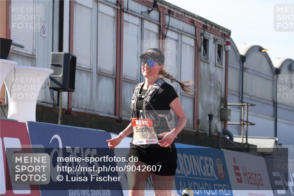 03.10.2025 - Köhlbrandbrückenlauf Luisa Fischer http://msf.ph/oto/9042607 03.10.2025 13:37:00 Ziel 5287, 5313, 5592, 5808 meine-sportfotos.de