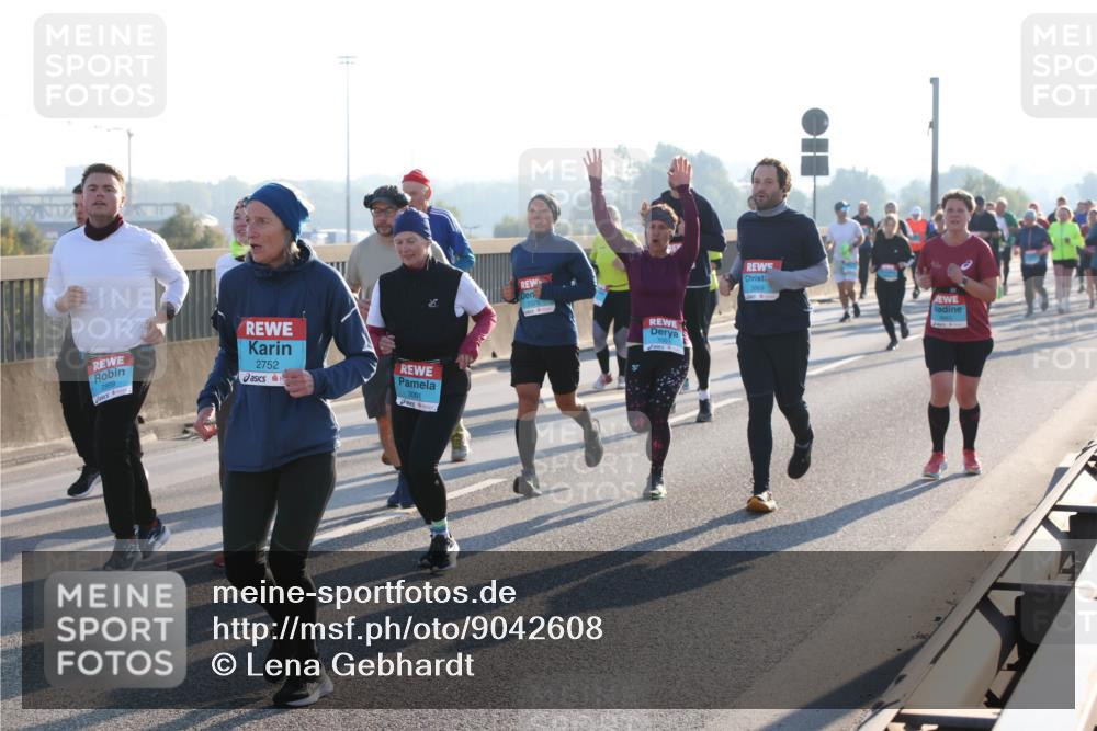 03.10.2025 - Köhlbrandbrückenlauf Lena Gebhardt http://msf.ph/oto/9042608 03.10.2025 09:26:09 Position 1 2752, 3001, 3669 meine-sportfotos.de