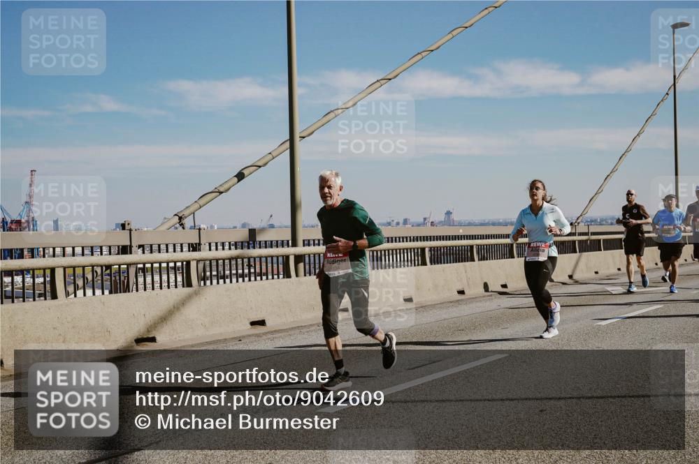 03.10.2025 - Köhlbrandbrückenlauf Michael Burmester http://msf.ph/oto/9042609 03.10.2025 12:24:00 Position 1 4134 meine-sportfotos.de