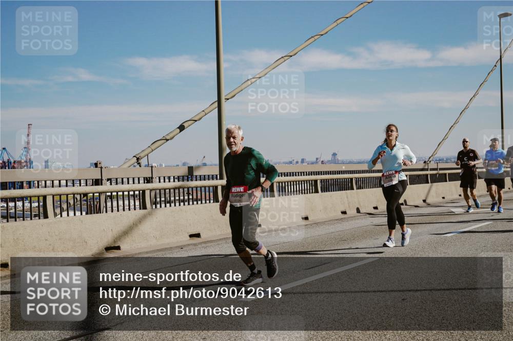 03.10.2025 - Köhlbrandbrückenlauf Michael Burmester http://msf.ph/oto/9042613 03.10.2025 12:24:00 Position 1  meine-sportfotos.de