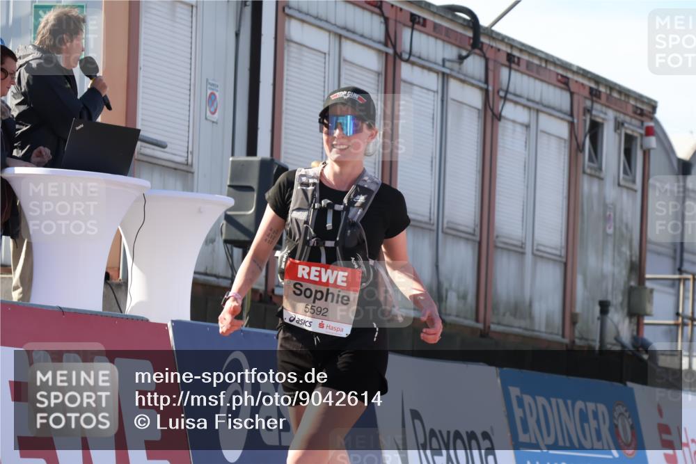03.10.2025 - Köhlbrandbrückenlauf Luisa Fischer http://msf.ph/oto/9042614 03.10.2025 13:37:00 Ziel 5287, 5313, 5592, 5808 meine-sportfotos.de