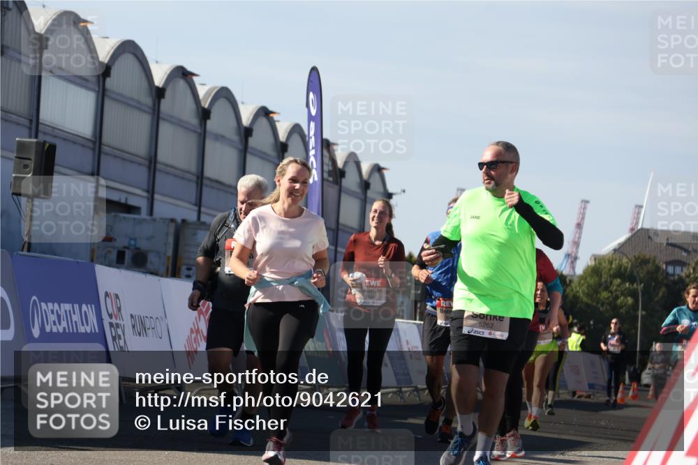 03.10.2025 - Köhlbrandbrückenlauf Luisa Fischer http://msf.ph/oto/9042621 03.10.2025 13:37:02 Ziel 5287, 5313, 5507, 5592, 6104 meine-sportfotos.de
