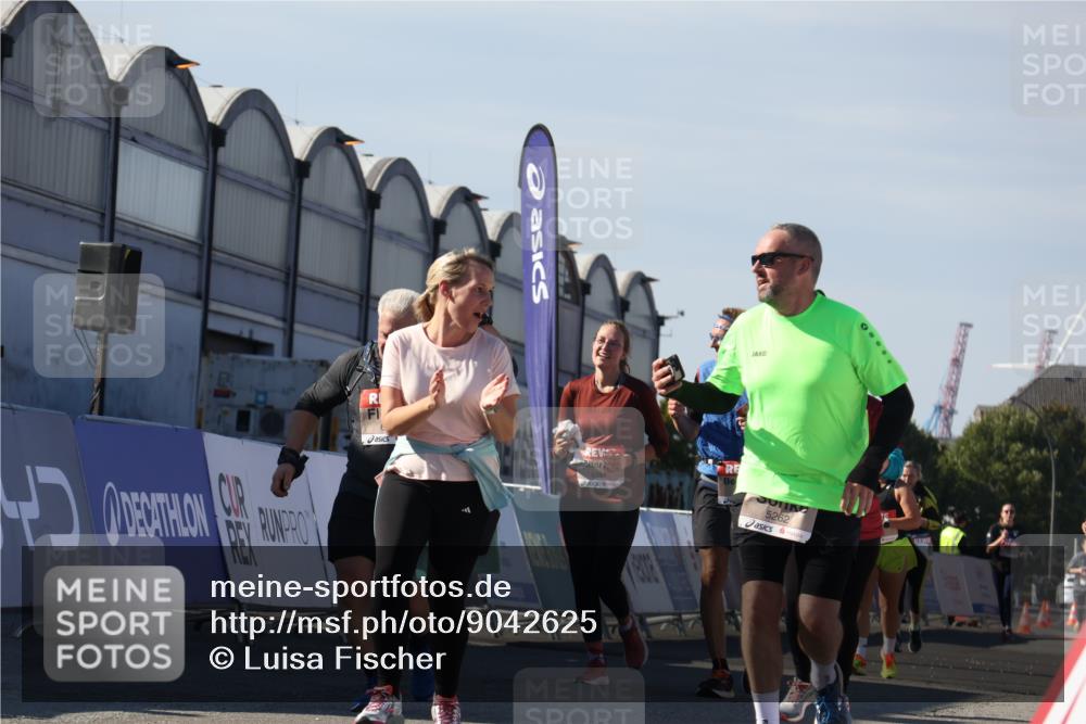 03.10.2025 - Köhlbrandbrückenlauf Luisa Fischer http://msf.ph/oto/9042625 03.10.2025 13:37:02 Ziel 5287, 5313, 5507, 5592, 6104 meine-sportfotos.de