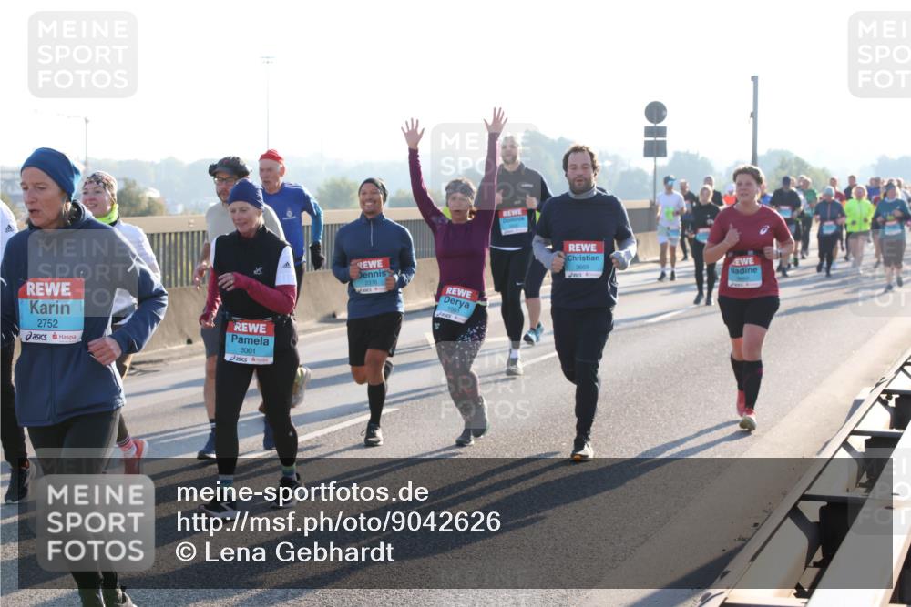 03.10.2025 - Köhlbrandbrückenlauf Lena Gebhardt http://msf.ph/oto/9042626 03.10.2025 09:26:10 Position 1 2376, 1001, 2752, 3001, 3669 meine-sportfotos.de