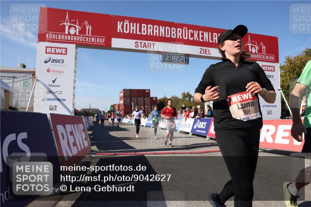 03.10.2025 - Köhlbrandbrückenlauf Lena Gebhardt http://msf.ph/oto/9042627 03.10.2025 13:18:21 Ziel 4341, 4472, 4473, 4560, 4581, 4600, 4760, 5192, 5379, 5440, 5454, 5691, 5722, 5816, 6001, 6310 meine-sportfotos.de