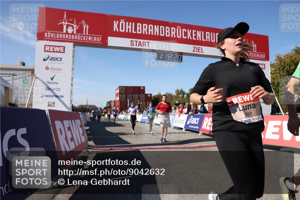 03.10.2025 - Köhlbrandbrückenlauf Lena Gebhardt http://msf.ph/oto/9042632 03.10.2025 13:18:21 Ziel 4341, 4472, 4473, 4560, 4581, 4600, 4760, 5192, 5379, 5440, 5454, 5691, 5722, 5816, 6001, 6310 meine-sportfotos.de