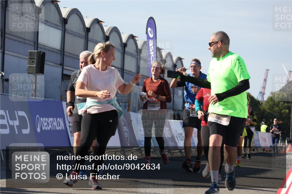 03.10.2025 - Köhlbrandbrückenlauf Luisa Fischer http://msf.ph/oto/9042634 03.10.2025 13:37:03 Ziel 5287, 5507, 5592, 6104, 6380, 6381 meine-sportfotos.de