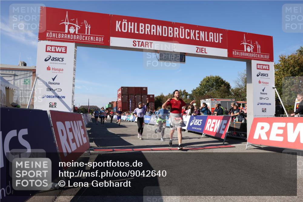 03.10.2025 - Köhlbrandbrückenlauf Lena Gebhardt http://msf.ph/oto/9042640 03.10.2025 13:18:21 Ziel 4341, 4472, 4473, 4560, 4581, 4600, 4760, 5192, 5379, 5440, 5454, 5691, 5722, 5816, 6001, 6310 meine-sportfotos.de