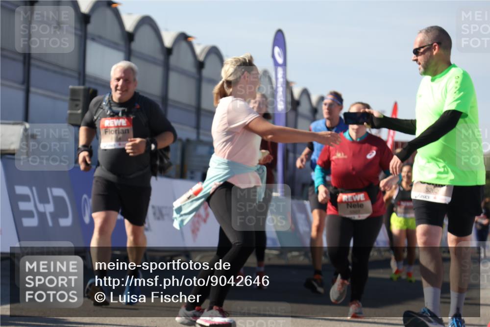 03.10.2025 - Köhlbrandbrückenlauf Luisa Fischer http://msf.ph/oto/9042646 03.10.2025 13:37:03 Ziel 5287, 5507, 5592, 6104, 6380, 6381 meine-sportfotos.de