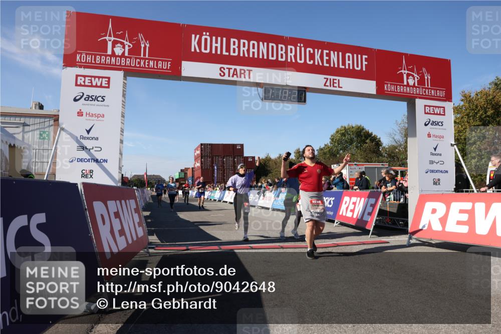 03.10.2025 - Köhlbrandbrückenlauf Lena Gebhardt http://msf.ph/oto/9042648 03.10.2025 13:18:22 Ziel 4280, 4341, 4472, 4473, 4560, 4581, 4600, 4760, 5192, 5379, 5440, 5454, 5691, 5722, 5816, 6001, 6310 meine-sportfotos.de