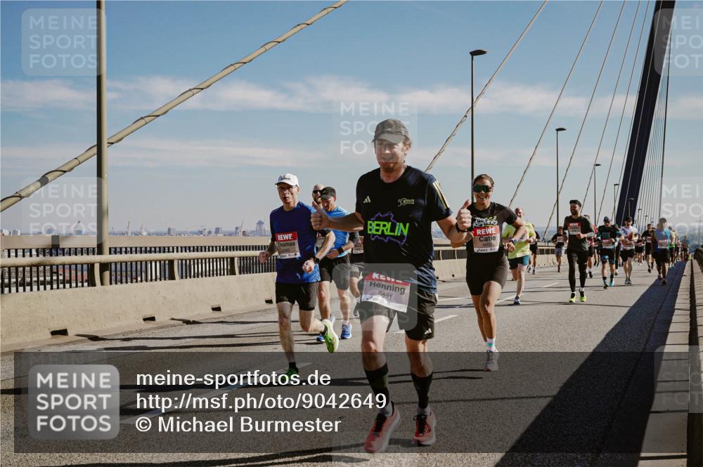 03.10.2025 - Köhlbrandbrückenlauf Michael Burmester http://msf.ph/oto/9042649 03.10.2025 12:24:03 Position 1 5, 6461, 6601 meine-sportfotos.de
