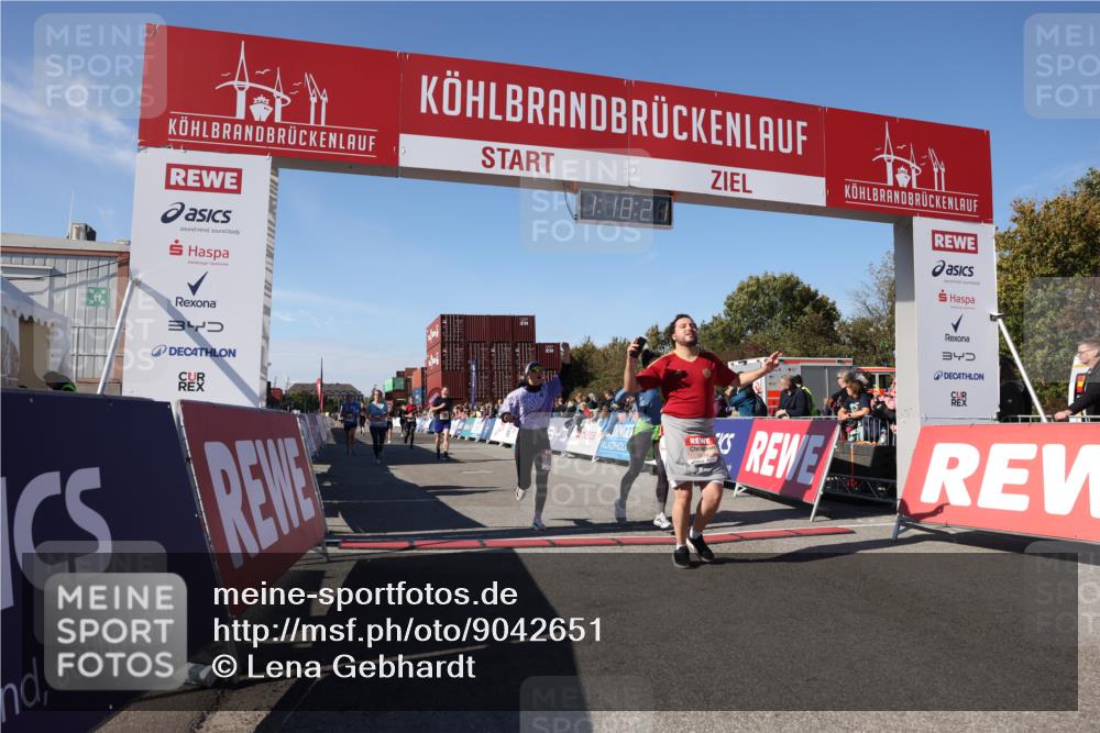 03.10.2025 - Köhlbrandbrückenlauf Lena Gebhardt http://msf.ph/oto/9042651 03.10.2025 13:18:22 Ziel 4280, 4341, 4472, 4473, 4560, 4581, 4600, 4760, 5192, 5379, 5440, 5454, 5691, 5722, 5816, 6001, 6310 meine-sportfotos.de