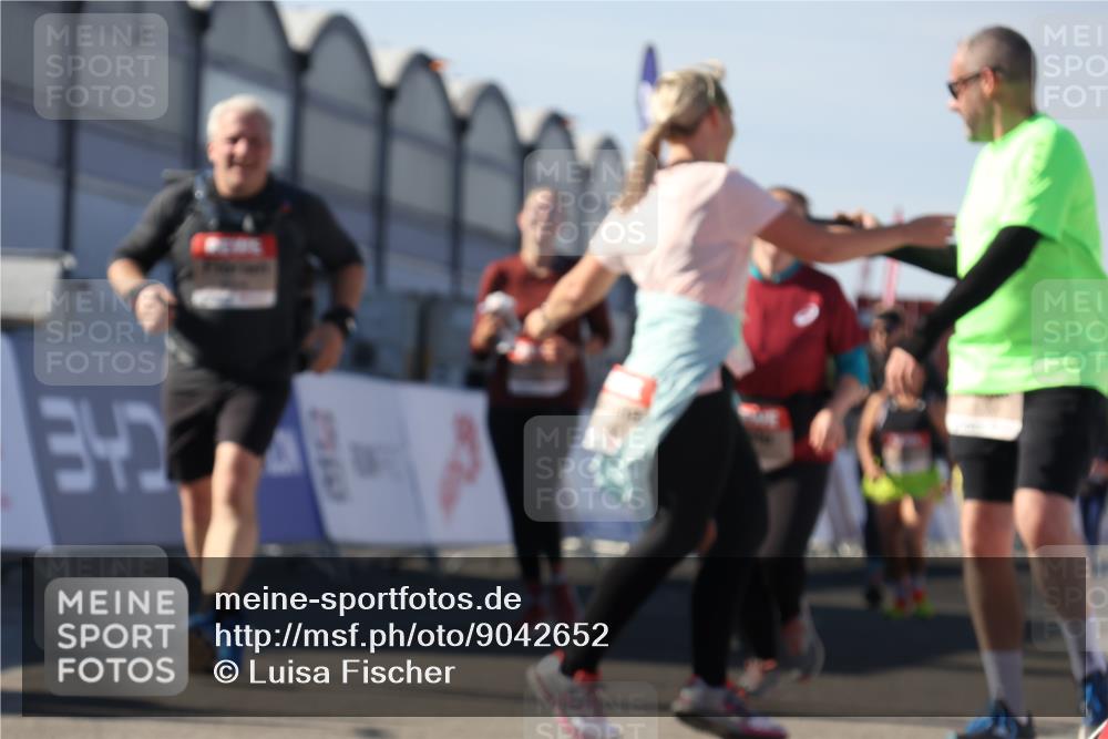 03.10.2025 - Köhlbrandbrückenlauf Luisa Fischer http://msf.ph/oto/9042652 03.10.2025 13:37:04 Ziel 5262, 5287, 5303, 5507, 5592, 6104, 6380, 6381 meine-sportfotos.de