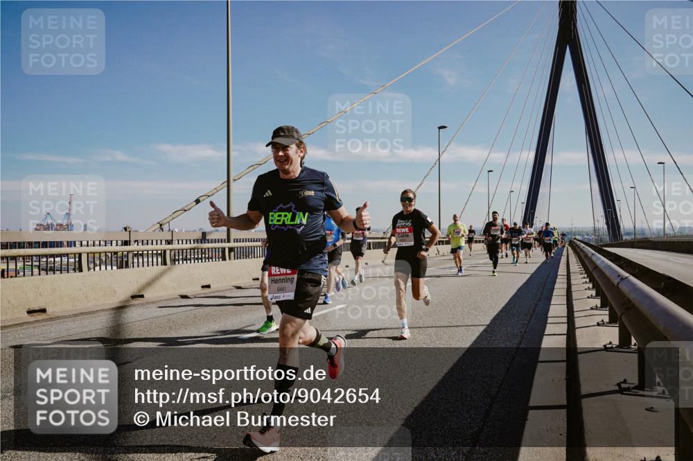 03.10.2025 - Köhlbrandbrückenlauf Michael Burmester http://msf.ph/oto/9042654 03.10.2025 12:24:03 Position 1 6461 meine-sportfotos.de
