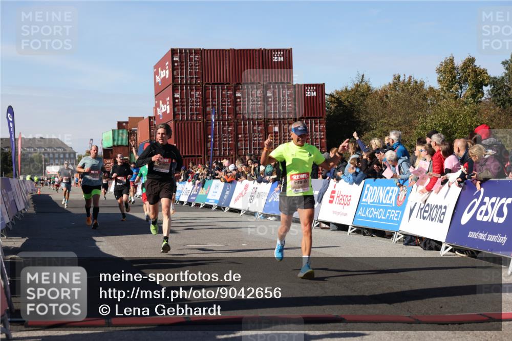 03.10.2025 - Köhlbrandbrückenlauf Lena Gebhardt http://msf.ph/oto/9042656 03.10.2025 12:59:10 Ziel 4164, 4226, 5967, 6036, 6329, 6390, 6391, 6478, 6493 meine-sportfotos.de