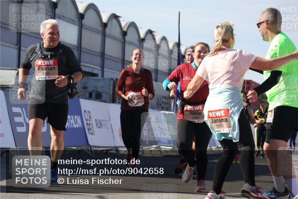 03.10.2025 - Köhlbrandbrückenlauf Luisa Fischer http://msf.ph/oto/9042658 03.10.2025 13:37:04 Ziel 5262, 5287, 5303, 5507, 5592, 6104, 6380, 6381 meine-sportfotos.de