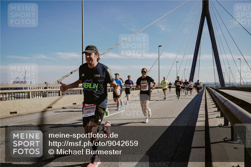03.10.2025 - Köhlbrandbrückenlauf Michael Burmester http://msf.ph/oto/9042659 03.10.2025 12:24:03 Position 1 50, 6461 meine-sportfotos.de