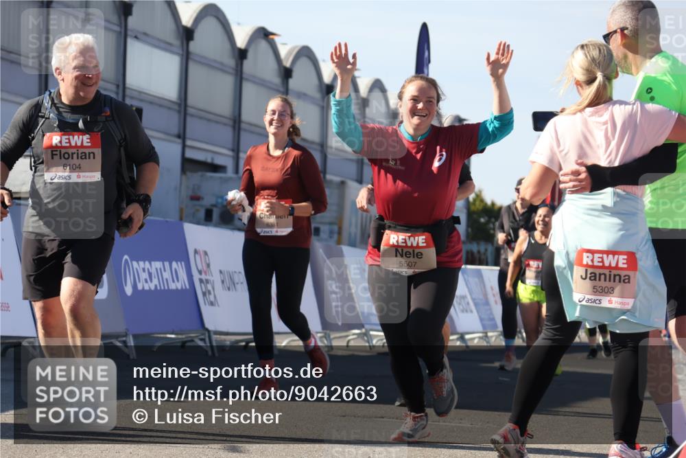 03.10.2025 - Köhlbrandbrückenlauf Luisa Fischer http://msf.ph/oto/9042663 03.10.2025 13:37:04 Ziel 5262, 5287, 5303, 5507, 5592, 6104, 6380, 6381 meine-sportfotos.de
