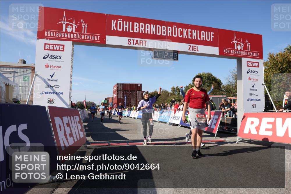 03.10.2025 - Köhlbrandbrückenlauf Lena Gebhardt http://msf.ph/oto/9042664 03.10.2025 13:18:22 Ziel 4280, 4341, 4472, 4473, 4560, 4581, 4600, 4760, 5192, 5379, 5440, 5454, 5691, 5722, 5816, 6001, 6310 meine-sportfotos.de