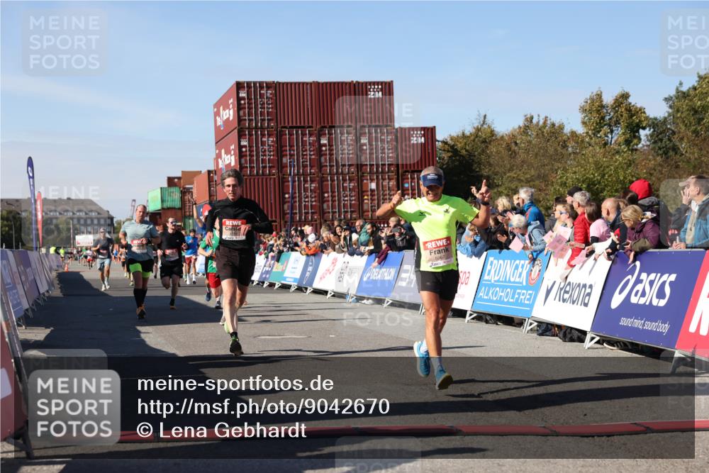 03.10.2025 - Köhlbrandbrückenlauf Lena Gebhardt http://msf.ph/oto/9042670 03.10.2025 12:59:10 Ziel 4164, 4226, 5967, 6036, 6329, 6390, 6391, 6478, 6493 meine-sportfotos.de