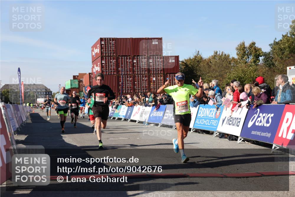 03.10.2025 - Köhlbrandbrückenlauf Lena Gebhardt http://msf.ph/oto/9042676 03.10.2025 12:59:11 Ziel 4164, 4226, 4441, 5967, 6036, 6329, 6390, 6391, 6478, 6493 meine-sportfotos.de