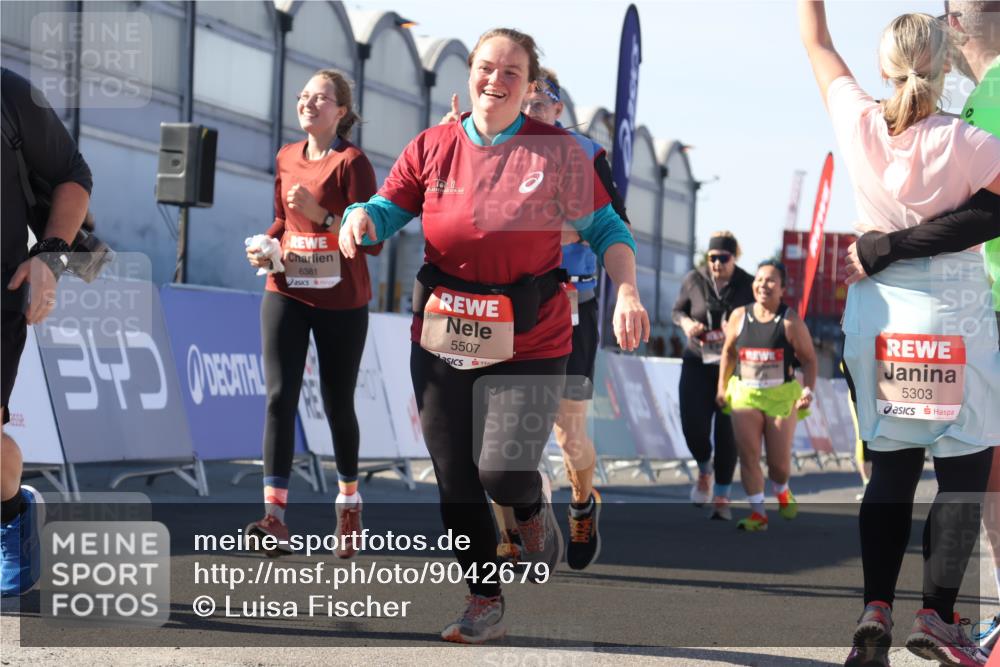 03.10.2025 - Köhlbrandbrückenlauf Luisa Fischer http://msf.ph/oto/9042679 03.10.2025 13:37:05 Ziel 5262, 5287, 5303, 5507, 5592, 6104, 6380, 6381 meine-sportfotos.de