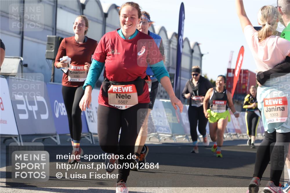03.10.2025 - Köhlbrandbrückenlauf Luisa Fischer http://msf.ph/oto/9042684 03.10.2025 13:37:05 Ziel 5262, 5287, 5303, 5507, 5592, 6104, 6380, 6381 meine-sportfotos.de
