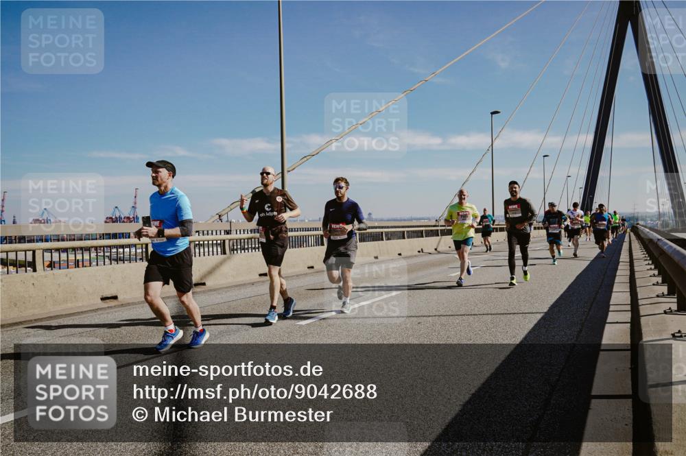 03.10.2025 - Köhlbrandbrückenlauf Michael Burmester http://msf.ph/oto/9042688 03.10.2025 12:24:05 Position 1  meine-sportfotos.de