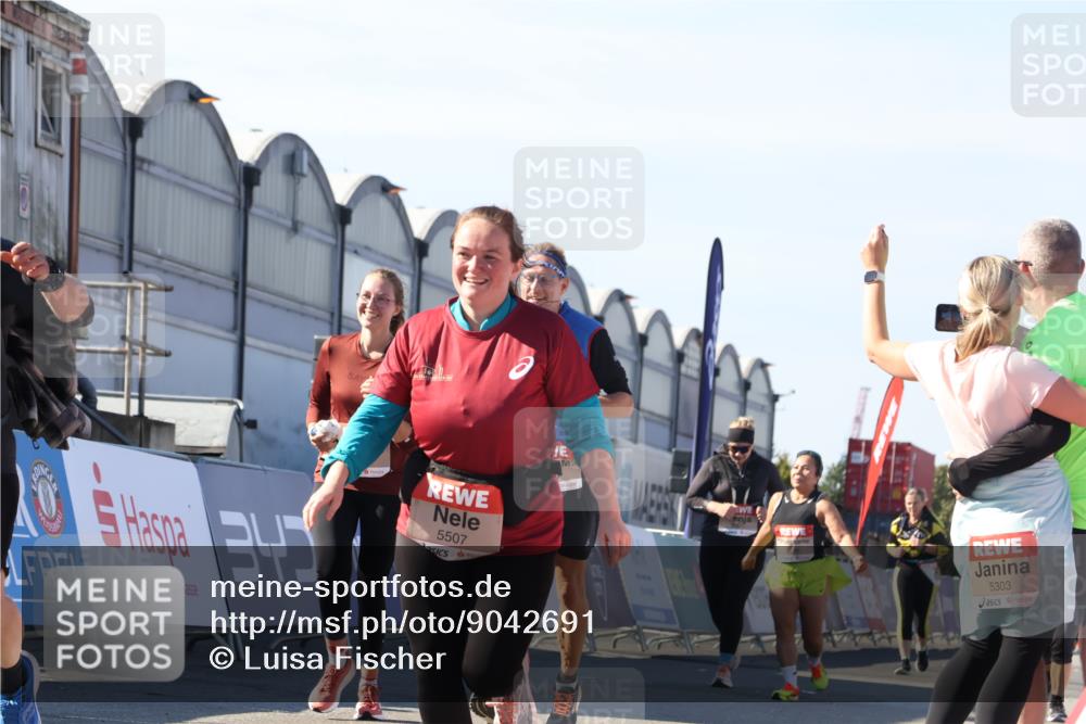 03.10.2025 - Köhlbrandbrückenlauf Luisa Fischer http://msf.ph/oto/9042691 03.10.2025 13:37:06 Ziel 5262, 5287, 5303, 5507, 5592, 6104, 6380, 6381 meine-sportfotos.de