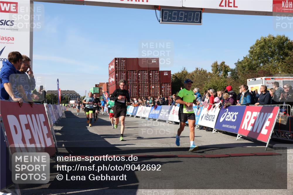 03.10.2025 - Köhlbrandbrückenlauf Lena Gebhardt http://msf.ph/oto/9042692 03.10.2025 12:59:11 Ziel 4164, 4226, 4441, 5967, 6036, 6329, 6390, 6391, 6478, 6493 meine-sportfotos.de
