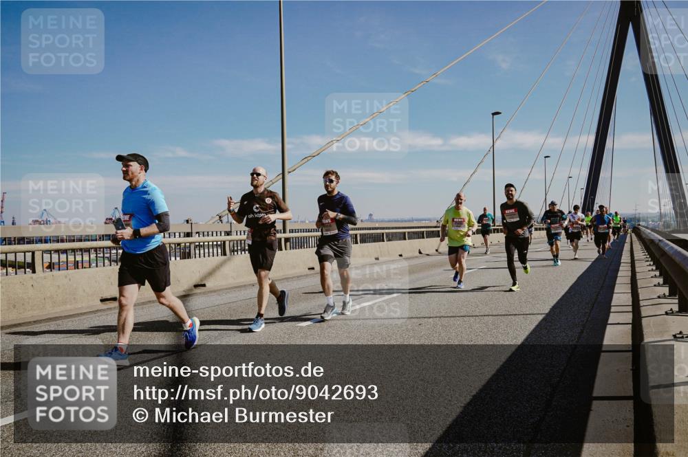 03.10.2025 - Köhlbrandbrückenlauf Michael Burmester http://msf.ph/oto/9042693 03.10.2025 12:24:05 Position 1  meine-sportfotos.de