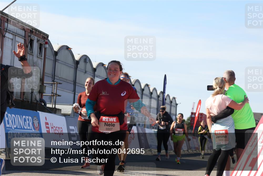 03.10.2025 - Köhlbrandbrückenlauf Luisa Fischer http://msf.ph/oto/9042695 03.10.2025 13:37:06 Ziel 5262, 5287, 5303, 5507, 5592, 6104, 6380, 6381 meine-sportfotos.de