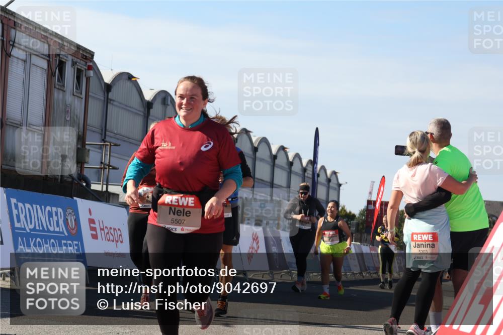 03.10.2025 - Köhlbrandbrückenlauf Luisa Fischer http://msf.ph/oto/9042697 03.10.2025 13:37:06 Ziel 5262, 5287, 5303, 5507, 5592, 6104, 6380, 6381 meine-sportfotos.de