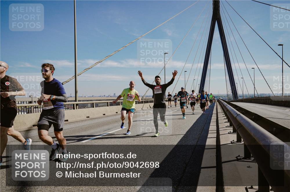 03.10.2025 - Köhlbrandbrückenlauf Michael Burmester http://msf.ph/oto/9042698 03.10.2025 12:24:06 Position 1  meine-sportfotos.de