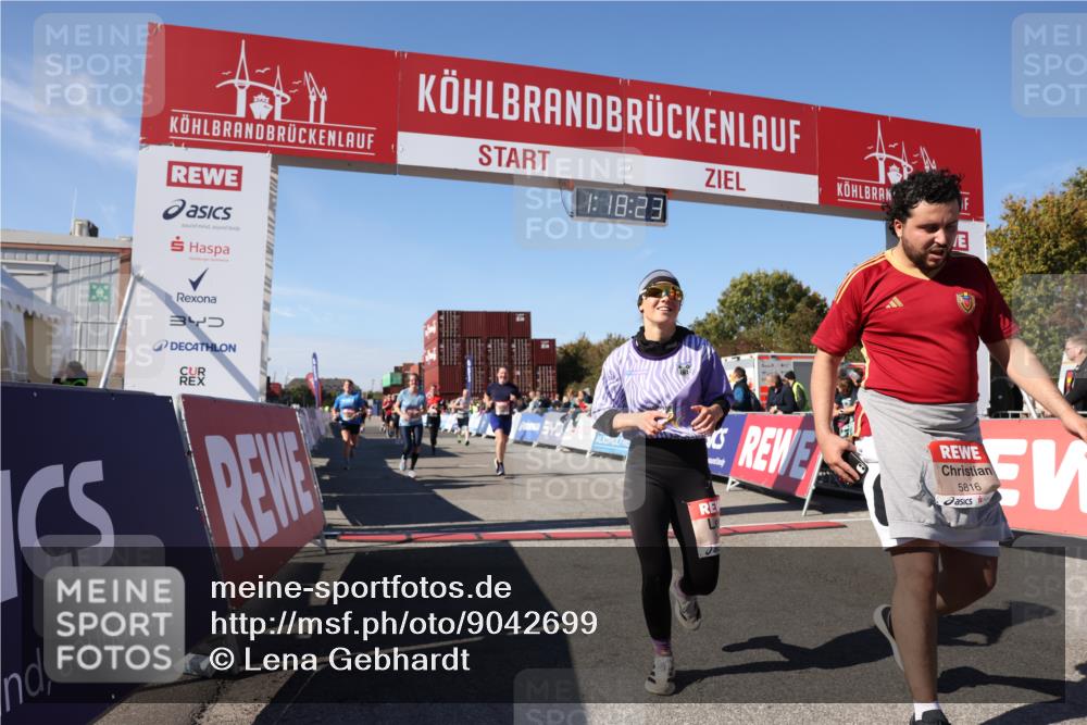03.10.2025 - Köhlbrandbrückenlauf Lena Gebhardt http://msf.ph/oto/9042699 03.10.2025 13:18:24 Ziel 4154, 4280, 4341, 4560, 4581, 4600, 4760, 4819, 4882, 5192, 5379, 5440, 5691, 5722, 5816, 6001 meine-sportfotos.de